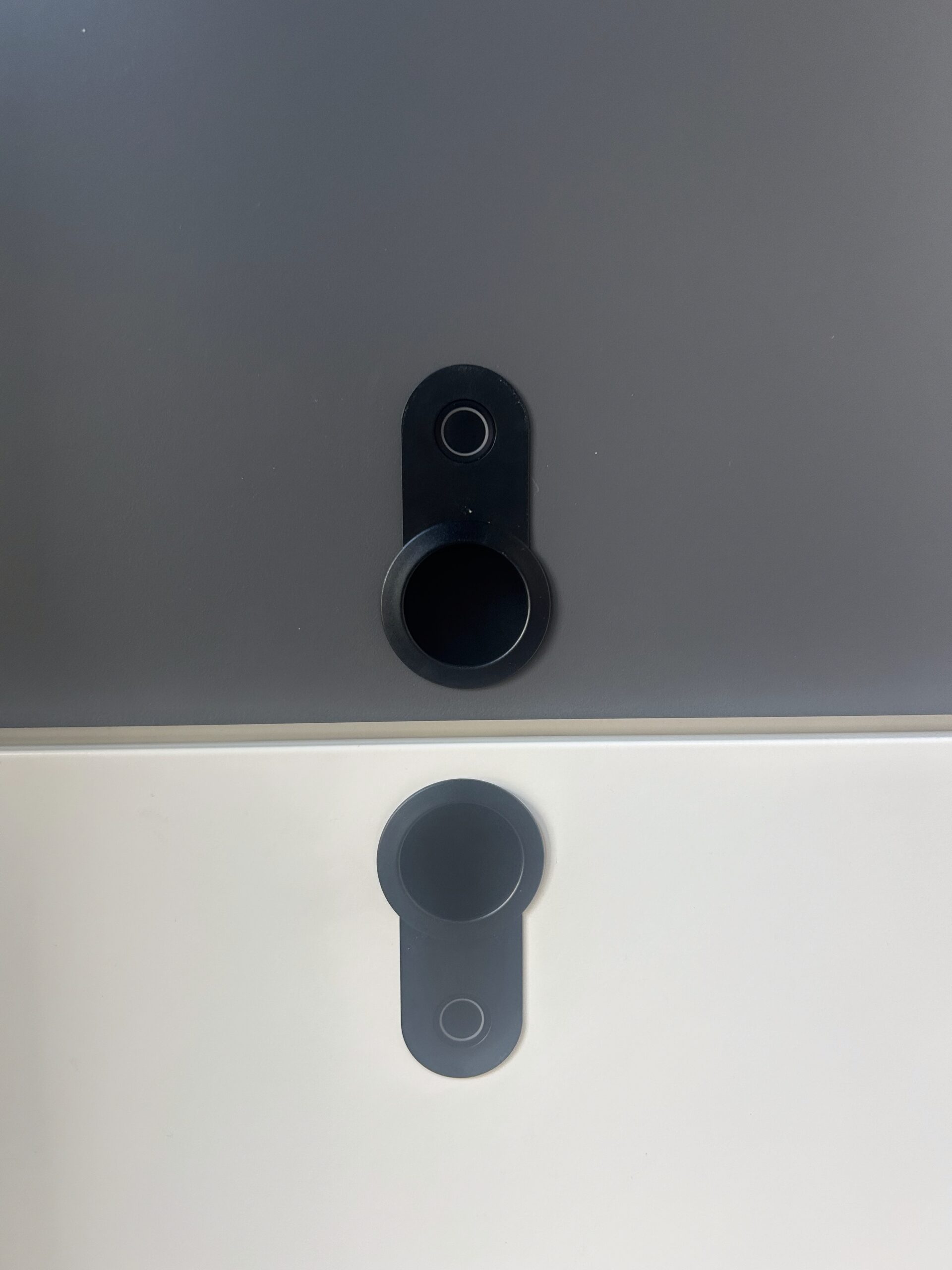 Lista Office LO Guard Locker close-up of a fingerprint and card lock on an anthracite door