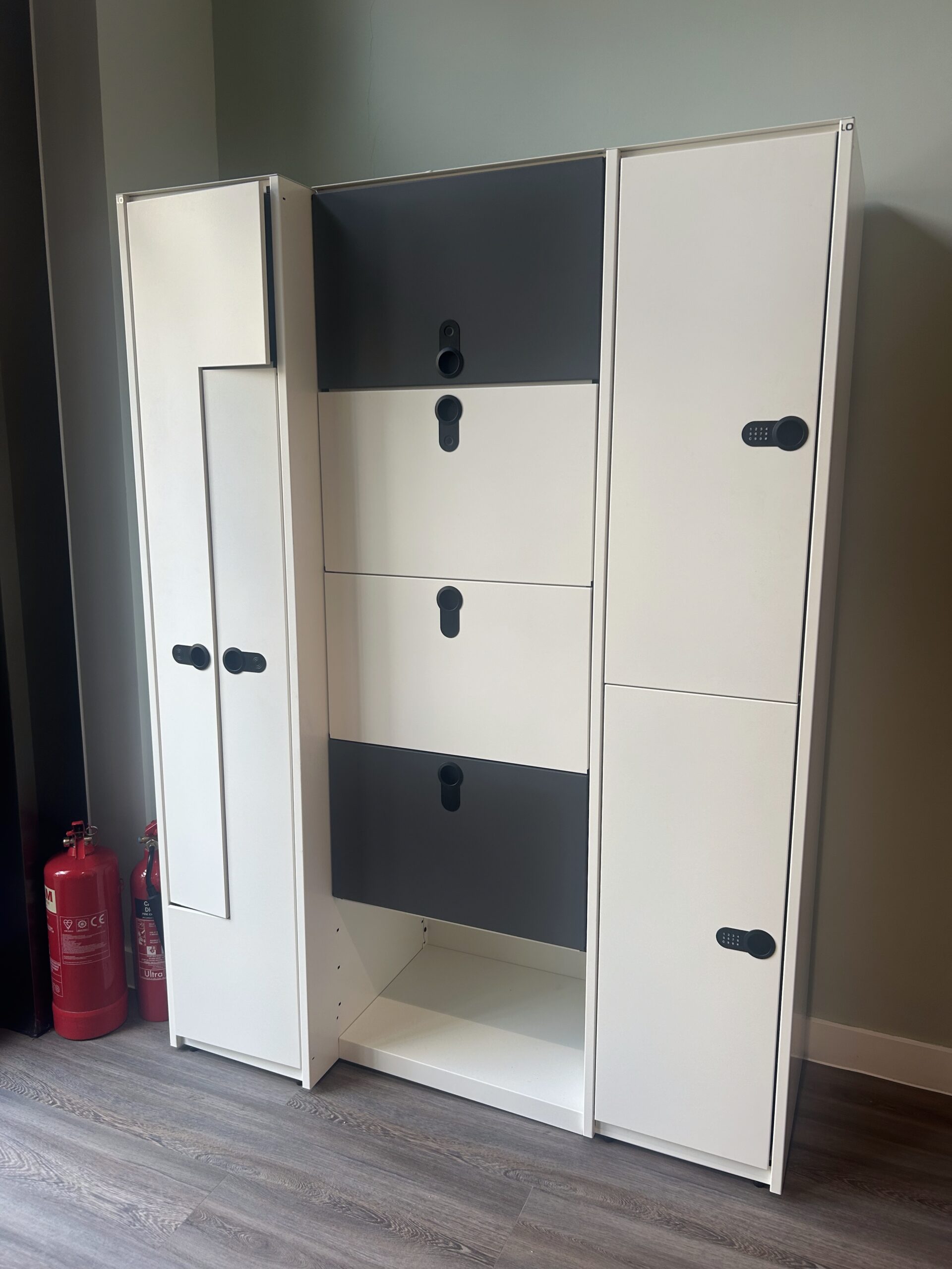 Lista Office LO Guard Locker in white and anthracite, three-quarter view showing the depth of the unit