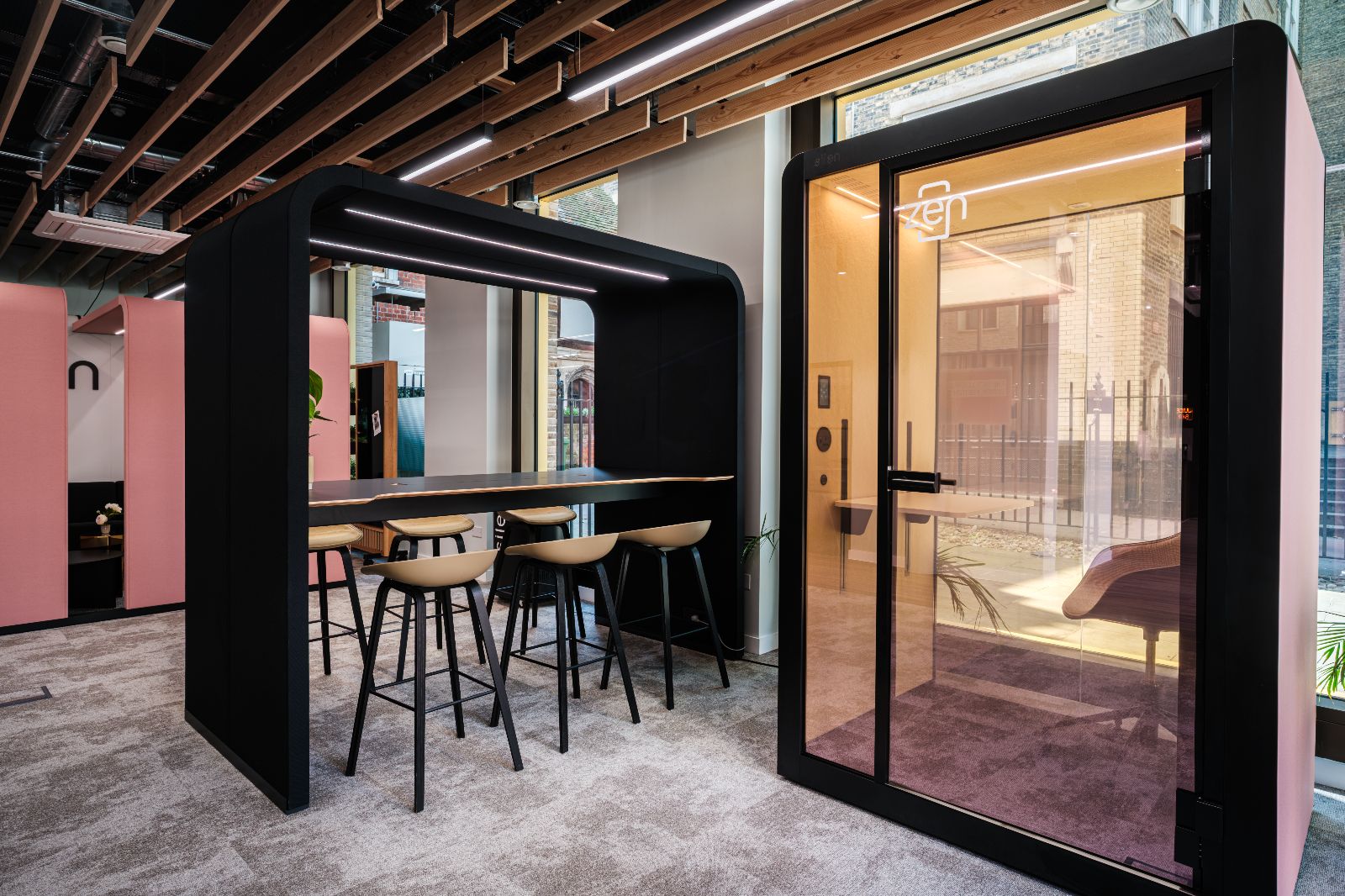 Silen Zen work pod 1.5 seen from the side, showing the desk and chair inside